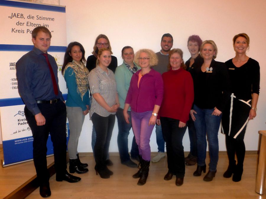 Edith Rehmann-Decker, stellvertretende Leiterin des Kreisjugendamtes (rechts im Bild) und neben ihr Andrea Sonnenberg, Fachberaterin für Kindertageseinrichtungen sowie Sarah Brandhorst vom Paderborner Kreisjugendamt freuen sich auf die gute Zusammenarbeit mit dem neu gewählten Jugendamtselternbeirat – von links nach rechts: Mark Gabrys, Fatma Hahn, Jennifer Gutzeit, Stefanie Krogmeier, Nena Bongartz, Margit Schulz, René Dusch, Yvonne Krause. Es fehlt Oliver Krause.